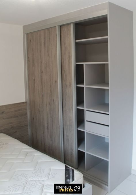 Placard aménagé pour chambre à coucher avec portes coulissantes, réalisation Intérieurs Privés 83, spécialiste de l'aménagement d'intérieur sur-mesure Vous avez un projet ? Contactez-nous au 04 83 57 96 20 ou par mail : contact@interieurs-prives83.fr Closet Layout, Bookcase, Layout, Shelves, Bedroom, Wall, Closet, Home Decor, Design