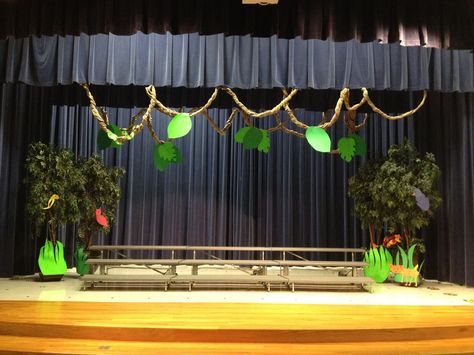 "It's a Jungle Out There" set - like how the hanging vines take your eye away from the risers. Jungle Book Costumes, Lion King Play, Twisted Vines, Lion King Musical, Lion King Jr, Jungle Decorations, Stage Props, Packing Paper, Hanging Vines