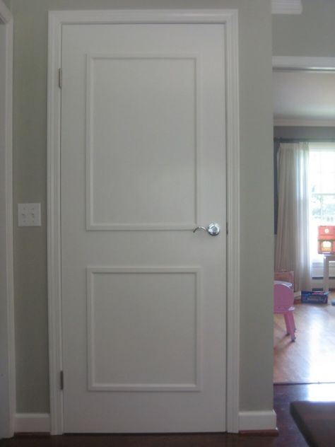 Trim on a flat door to create a panel look. Add detail and interest to old, boring interior doors! Flat Cabinet Doors, Flat Cabinets, Flat Panel Doors, Cheap Doors, Hollow Core Doors, Solid Doors, Door Makeover, Old Doors, Updating House