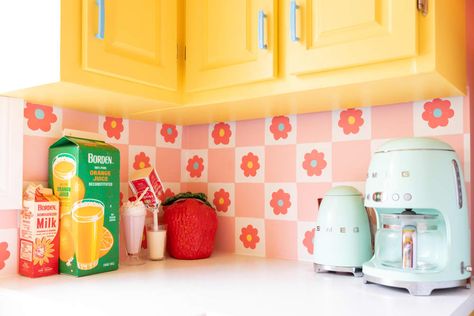 Vintage inspired floral wallpaper in kitchen. Vintage Colorful Decor, Funky Kitchen Cabinets, Hand Painted Kitchen Cabinets, Yellow Cabinets Kitchen, Pink And Yellow Kitchen, Funky Kitchen Decor, Retro Kitchen Ideas, Traditional Backsplash, Ikea Fans