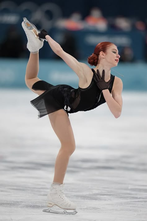 Skater Poses, Ice Skate Drawing, Female Action Poses, Aleksandra Trusova, Figure Ice Skates, Sasha Trusova, Skating Aesthetic, Russian Figure Skater, Alexandra Trusova