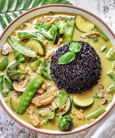 Black Rice Recipe, Green Thai Curry, Green Thai, Salad Dressing Recipes Healthy, Thai Green Curry, Green Veggies, Healthy Salad Dressing, Snow Peas, Vegan Bowls