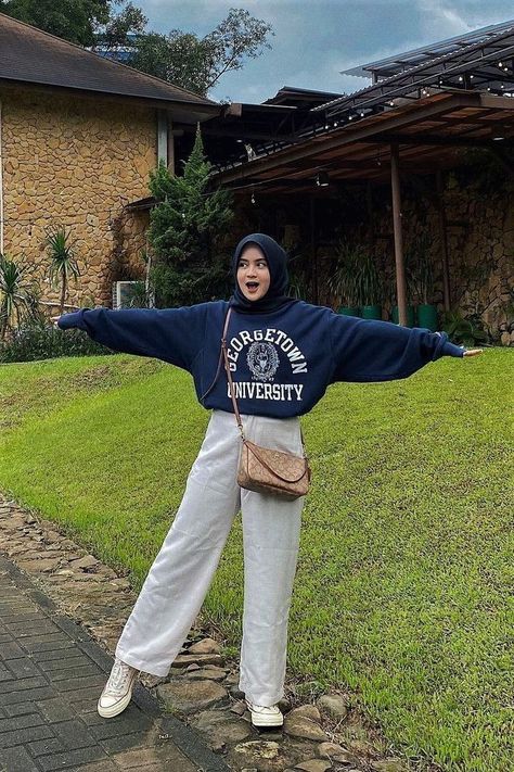 Outfit Kulot Jeans, Ootd Hijab Hoodie, Ootd Sweater Crop, Outfit Hijab Hoodie, Outfit Hijab Sweater, Sweater Outfits Hijab, Outfit Kulot, Ootd Kulot, Cropped Hoodie Outfit