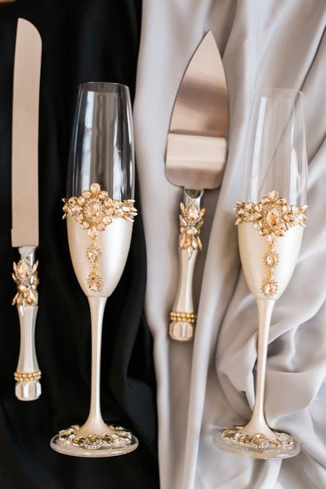 Unique Wedding Accessories, Wedding Cake Server Set, Wedding Cake Servings, Wedding Cake Knife, Wedding Wine Glasses, Wedding Champagne Glasses, Glasses Wedding, Wedding Cake Server, Cake Server Sets