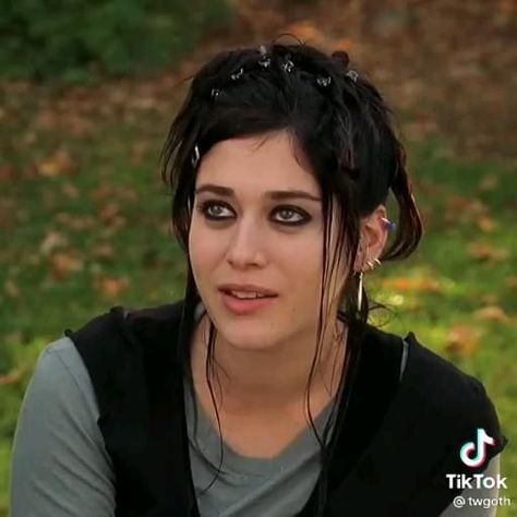 Janice Mean Girls, Janice Ian, Mean Girls Janis, Gothic Movies, Janis Ian, Mean Girl 3, 2000s Girls, Mean Girls Aesthetic, Goblincore Aesthetic