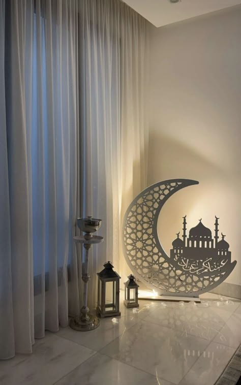 Home Decor For Ramadan, Ramadan Inspo Decor, Ramdan Corner Ideas, Ramadan Setup Ideas, Ramadan Fireplace Decor, Ramadan Decor Aesthetic, Ramadan Pictures Aesthetic, Ramadan House Decorations, Islamic House Decor