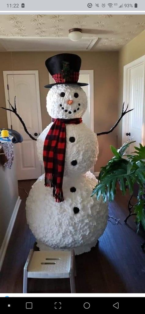 6' spray foam snow man from plastic or paper mache balls Diy Christmas Yard Decorations, Paper Mache Christmas, Outdoor Decoration Ideas, Expanding Foam, Christmas Props, Candy Land Christmas Decorations Diy, Candy Land Christmas Decorations Outdoor, Christmas Float Ideas, Christmas Yard Decorations