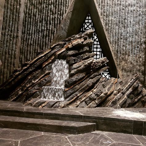 See the two new Throne Room interior sets for Game of Thrones season seven! Dragonstone Aesthetic, Dragonstone Castle, Game Of Thrones Aesthetic, Got Aesthetic, Dragon Aesthetic, Asoiaf Art, Light Games, Targaryen Aesthetic, Gra O Tron