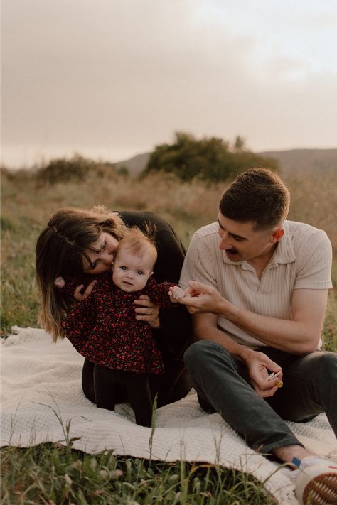 I loved this this family photoshoot in a field on Camp Pendleton, it's the perfect family photos Inspo! Get inspired by outdoor family photos, family picture poses, family picture ideas, candid family photos, easter family photos, easter wallpaper aesthetic, easter family pictures, easter photography ideas, spring photos poses and outfit ideas, spring family pictures, spring aesthetic, Spring family photo. Candid Family Photoshoot, Family Pictures Spring, Canola Field Photoshoot Family, Easter Photography Ideas, Family Photos Grassy Field, Easter Wallpaper Aesthetic, Family In Field Photography, Easter Family Photos, Easter Family Pictures