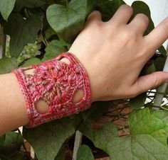 Spokes Cuff Bracelet By Mercedes - Free Crochet Pattern - (mercedesknits) Modern Haken, Crochet Jewlery, Bracelet Crochet, Crochet Jewelry Patterns, Crochet Bracelet, Crochet Motifs, Love Crochet, Granny Squares, Knit Or Crochet