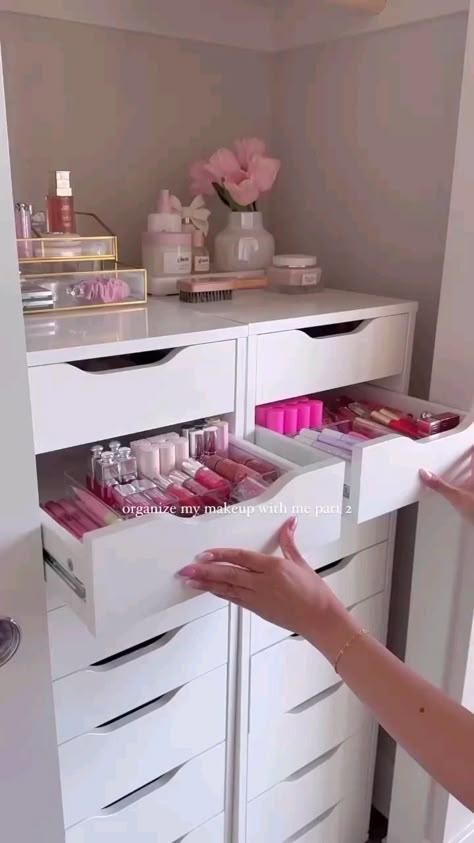 Beauty Room Organization Makeup Storage, Make Up Space In Bedroom, Makeup Cabinet Organization, Organised Vanity, Skincare Organization Ideas, Rangement Make Up, Makeup Organization Aesthetic, How To Organize Makeup, Organized Makeup