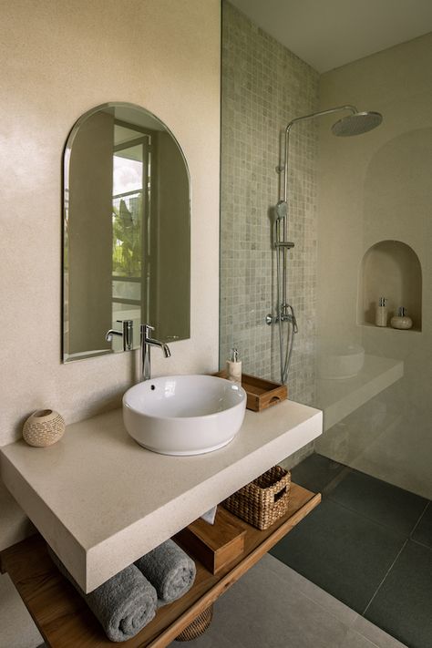 Bali Bathroom Ideas, Balinese Bathroom, Resort Bathroom, Hotel Style Bathroom, Bali Interiors, Bali Style Home, Cottagecore Garden, Interior Wall Colors, Open Bathroom