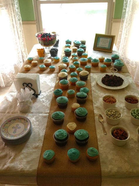 Cross Table Display w/Cupcakes | A Love Letter to Food | alovelettertofood.com Baptism Food, Baptism Dessert Table, Baptism Desserts, Christening Party, Baptism Ideas, Baptism Party, Kids' Party, Boy Baptism, A Love Letter