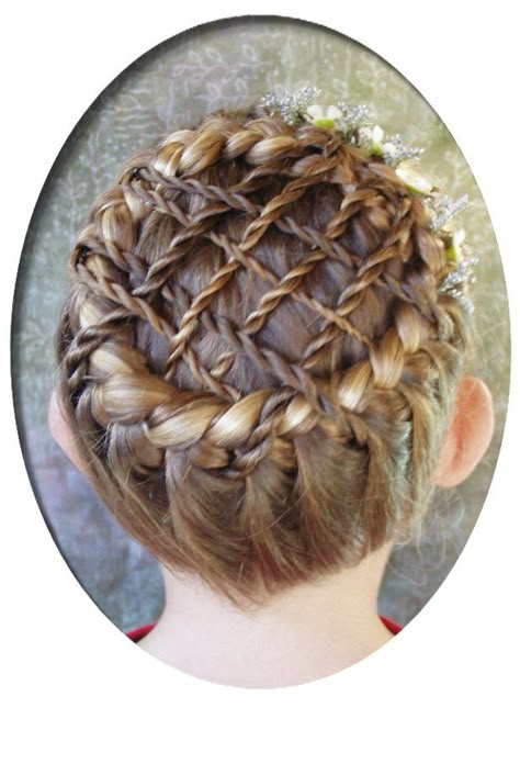 Wow... just wow! This one reminds me of the top of a pie - probably super hard to do..ugh Fantasy Hairstyles, Nice Hairstyle, Braided Crown Hairstyles, Fantasy Hair, Cool Braids, Beautiful Braids, Crown Braid, Hairstyle Inspiration, Cool Hair