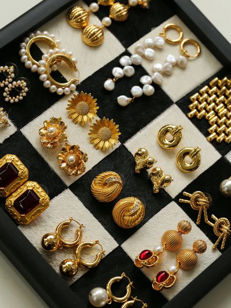 Introducing our vintage earrings collection - a blend of timeless elegance and nostalgic charm. Each pair tells a unique story 90s Jewelry, Paired Jewelry, Fancy Jewelry Necklace, Pearl Necklace Designs, Fancy Jewellery Designs, Classy Jewelry, Gold Earrings Designs, Jewelry Lookbook, Fashion Jewelry Earrings