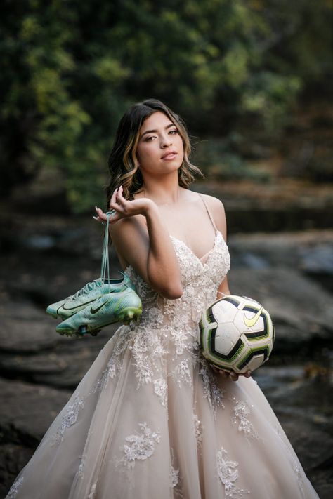 Quinceanera Photoshoot Hairstyles, Outdoor Quinceanera Photoshoot, Quince Snow Pictures, Quince Photoshoot Outfits, Quince Photoshoot Hairstyles, Casual Quince Photoshoot Ideas, Quince Foto Shoot Ideas, Quince Soccer Pictures, Sweet 15 Picture Ideas