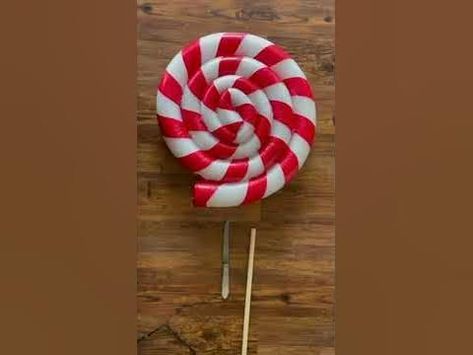 Diy Peppermint Christmas Decor, Candy Cane Lollipops Diy Christmas, Diy Lollipops Decorations, Giant Lollipops Diy, Lollipop Christmas Decorations, Diy Giant Lollipops Christmas, Christmas Lollipops Diy, Giant Candy Cane Diy, Lollipop Decorations Diy