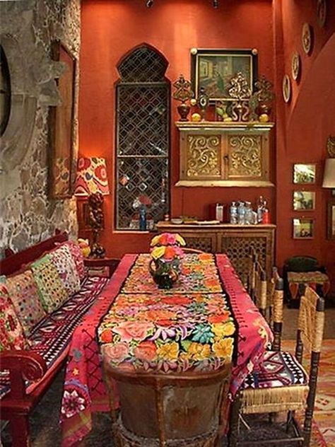 Dreaming about your new bohemian dining room? No matter how big or small your space is, you can add some bohemian touches to any dining room. #bohemian #diningroom #modernbohemian Moroccan Dining Room, Bohemian Dining Room Decor, Design Marocain, Gold Room, Bohemian Dining Room, Boho Dining Room, Casa Vintage, Deco Boheme, Mexican Decor