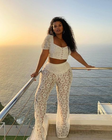 All White Beach Outfit, Model Hacks, Mystic Aesthetic, White Beach Outfit, Leslie Sidora, Curvy Girl Outfits Summer, Sorry Boys, Cool Clothes, White Lace Crop Top