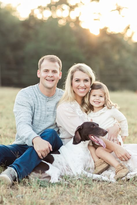 Cute Family Pictures, Large Family Photos, Cute Family Photos, Family Photos With Baby, Family Photoshoot Poses, Fall Family Portraits, Summer Family Photos, Family Portrait Poses, Outdoor Family Photos