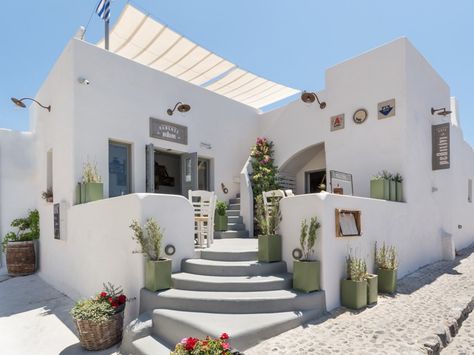 Coffee shop in Santorini, Greece Traditional Cafe, Mediterranean Cafe, Greek Cafe, Santorini House, Cafe Exterior, Spring Gardens, Outdoor Restaurant Design, Restaurant Patio, Greek Restaurants