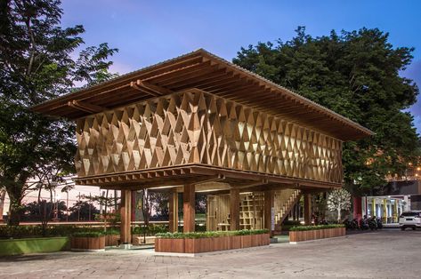 Gallery of Microlibrary Warak Kayu / SHAU Indonesia - 11 Filipino Architecture Design Concept, Indonesian Architecture, Neo Vernacular Architecture, Library Architecture Exterior, Traditional Filipino Architecture, Tropical Filipino Architecture, Neo Vernacular Architecture Philippines, Traditional Indonesian Architecture, Pavilion Architecture