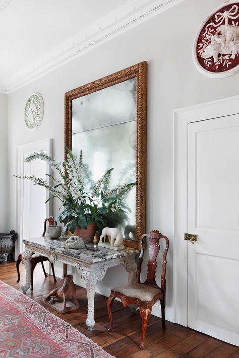 An elegant Georgian house in Ludlow designed by Caroline Harrowby | House & Garden Light Gray Hallway, Grey Hallway, Large Hallway, Corridor Design, Georgian Townhouse, Light Grey Walls, Mirror On The Wall, Dark Walls, Hall Decor