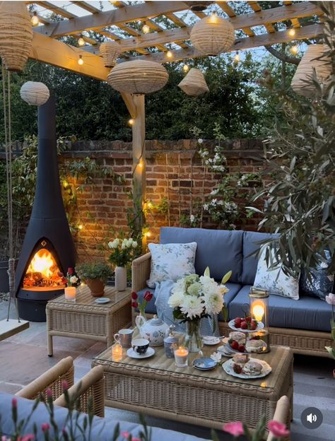 Bedroom Patio Ideas, Backyard Grilling Area, Front Porch Balcony, Pretty Patios, Thanksgiving Dinner Table Setting, Pallets Outdoor, Garden Ideas Uk, Outdoor Patio Designs, Rattan Garden Furniture