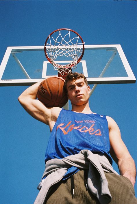 Photo Basket, Derek Chadwick, Basketball Pictures Poses, Sports Photoshoot, Basketball Senior Pictures, Street Basketball, Basketball Shooting, Basketball Photos, Mens Photoshoot Poses