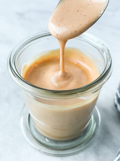 Spicy mayo is the perfect pairing with vegan sushi and so much more. Just 5 minutes and 3 ingredients to make this spicy sushi sauce at home. Spicy Sushi Sauce, Spicy Mayo For Sushi, Sushi Mayo, Korean Mayo, Spicy Sushi, Lowfod Map, Spicy Mayo Recipe, Sushi Vegan, Sweet Sushi