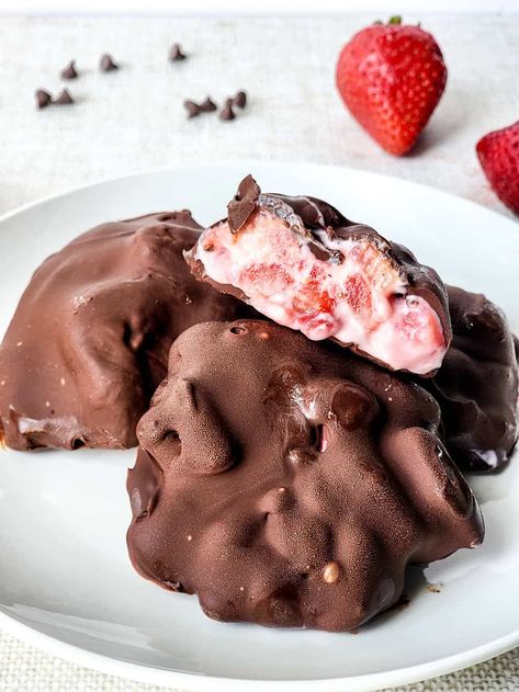 Making The Viral Strawberry Yogurt Chocolate Bites Yogurt Chocolate Bites, Halloween Cat Cake, Deviled Strawberry, Strawberry Yogurt Recipes, Strawberry Yogurt Bites, Black Cat Cake, Yogurt Ideas, Meal Prep Ideas Healthy, Strawberry Bites