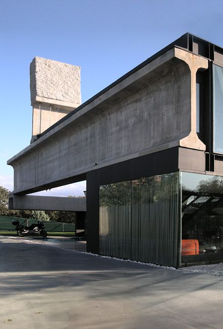 Pergola Metal, Brutalism Architecture, Concrete Houses, Concrete Architecture, Concrete Home, House Features, Brutalist Architecture, Structure Architecture, Concrete Structure