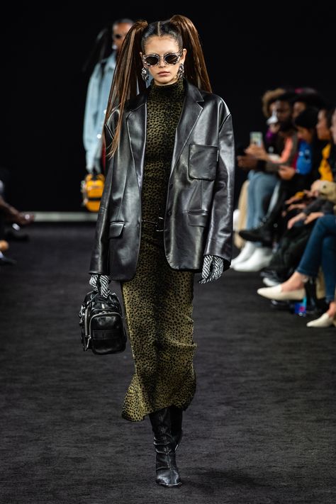 Alexander Wang Fall/Winter 2019 Ready-to-Wear: Look 19 Presley Gerber, Ropa Upcycling, Fashion Vibes, Working Women, Fashion Guide, Winter Mode, Vogue Germany, Vogue Russia, 2019 Fashion