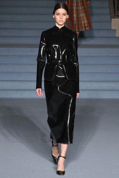 Dress Fashion Show, Leather Dress Fashion, Raincoat Fashion, Vinyl Fashion, Vinyl Dress, London Fashion Weeks, Vinyl Clothing, Emilia Wickstead, Shiny Clothes