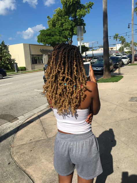 Bahamian Passion Twist, Passion Twists Mid Back Length, Ombre Passion Twists Hairstyle, Ombré Passion Twists, Shoulder Length Spring Twist, Mid Length Passion Twists, Passion Twists Shoulder Length, Shoulder Length Twists, Ombre Passion Twists