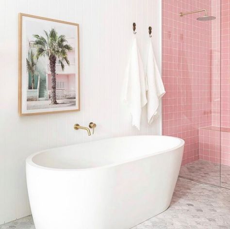 Palm Springs paradise at Bilinga Beach Abode - Style Curator Palm Springs Bathroom, Palm Springs Houses, Palm Springs Decor, Pink Tile, My Scandinavian Home, Palm Springs Style, Bathroom Images, Red Brick House, Pink Tiles