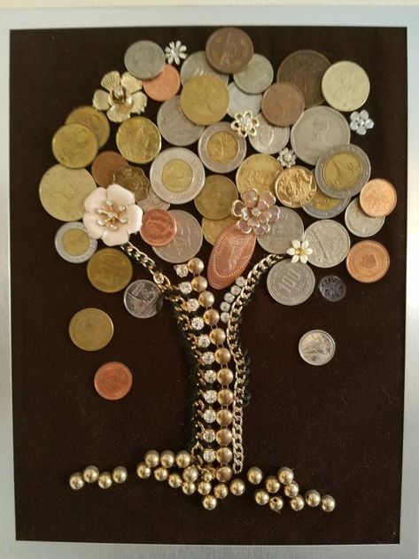 Jewelry Tree Craft, Coin Crafts, Key Crafts, Old Jewelry Crafts, Costume Jewelry Crafts, Ikea Hallway, Vintage Jewelry Repurposed, Coin Art, Vintage Jewelry Crafts