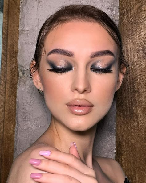 Night Life Makeup, Smoky Halo Eye Makeup, Brown And Grey Eyeshadow, Gala Eye Makeup, Silver Makeup Hooded Eyes, Beautiful Eyeshadow Looks, All Black Makeup Looks, Grey Eyeshadow Looks On Black Women, Silver Black Makeup