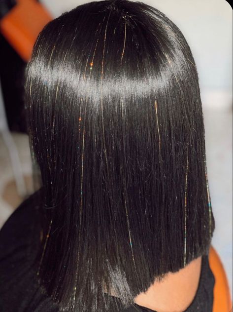 Gold Hair Tinsel Brunette, Glitter Hair Strands, Hair Tinsels, Hair Designs For Girls, Hair Tinsel, Sassy Hair, Short Black Hairstyles, Glitter Hair, Long Hair Girl