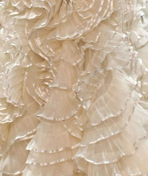 McQueen Ballerina Pink, Collection Couture, Christian Dior Haute Couture, Art Appliqué, Texture Inspiration, Dior Haute Couture, 背景 シンプル, Lace Ruffle, Insta Story