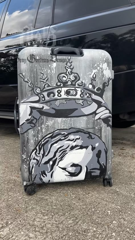 Painted Suitcase, Graffiti Furniture, Az Art, Diy Suitcase, Crooked House, Happy Birthday Art, Wood Art Projects, Vintage Suitcases, Skateboard Design