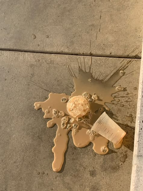 Spilled Coffee, Coffee Obsession, Cool Instagram Pictures, Coffee Addict, Aesthetic Photo, Aesthetic Food, Instagram Pictures, Photo Dump, Aesthetic Pictures