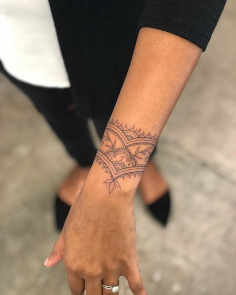 elegante Damentattoos Handgelenk Women Cuff Tattoo, Mandala Tattoo Women Arm, Womens Bracelet Tattoos, Bracelet Mandala Tattoo, Tattoo Cuffs For Women, Boho Wrist Tattoo, Wrap Around Wrist Tattoo Bracelets, Bracelet Tattoos For Women Wrist, Mandala Bracelet Tattoo