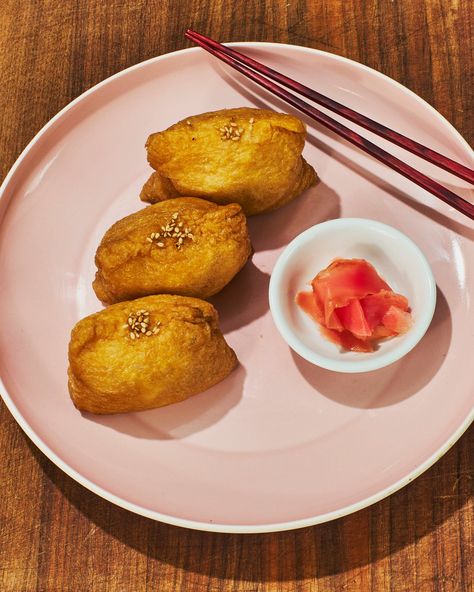 These deep-fried bean curd pouches stuffed with vinegared rice are a beloved Japanese comfort dish. Inarizushi Recipe, Tofu Pockets, Asian Dumplings, Swedish Coffee, Hamburger Steaks, Curd Rice, Deep Fried Tofu, Garlic Fried Rice, Coffee Bread