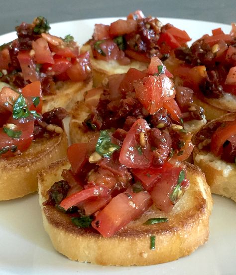 Sun Dried Tomato Bruschetta Recipe, Tomatoes With Balsamic Vinegar, Best Bruschetta Recipe, Bruchetta Appetizers, Tomato Bruschetta Recipe, Tomato Bruschetta, Party Snack Food, Bruschetta Recipe, Vegetarian Appetizers