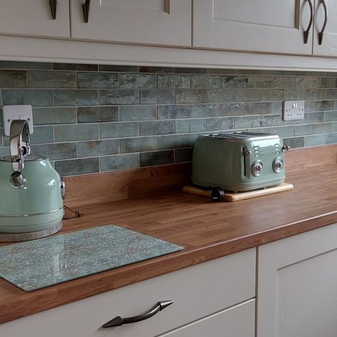 Green Wall Tiles Kitchen, Coloured Kitchen Tiles, Coloured Tiles Kitchen, Azulejos Kitchen, Kitchen With Green Tiles, Green Tiled Kitchen, Kitchen Green Tiles, Green Tiles Kitchen, Coloured Tiles