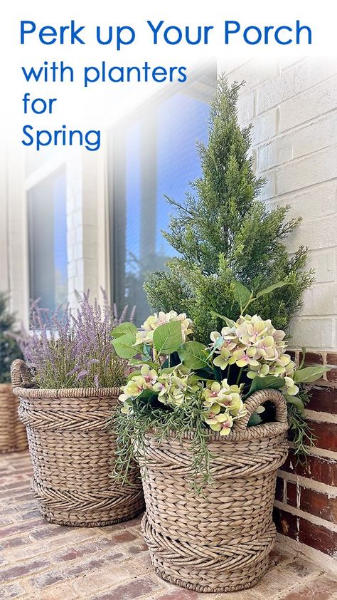 spring porch Flower Arrangements In Baskets, Dining Room Tablescape, Spring Dining Room, Plants In Baskets, Tennessee House, Basket Flower Arrangements, Front Porch Planters, Spring Planter, Vibeke Design