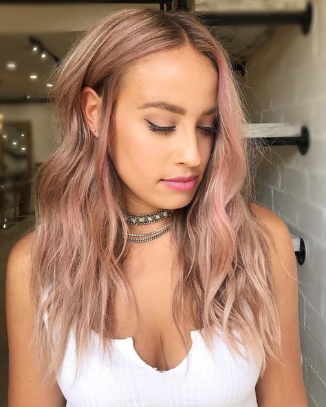 Rose Platinum Hair, Blonde And Rose Gold Hair, Rose Gold Money Piece Hair, Copper And Blonde Balayage Rose Gold, Rose Gold Highlights Blonde, Rose Gold Toned Hair, Rose Gold Toner, Rose Gold Hair Color Ideas, Gold Hair Color Ideas