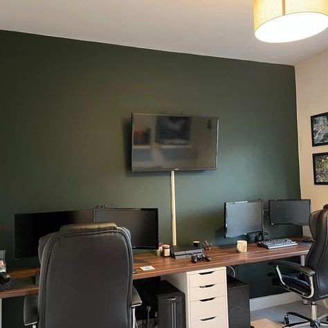 Dark accent wall in workspace Dulux Palm Night Dulux Dark Green Paint, Dark Accent Wall, Dark Green Living Room, Dark Accent Walls, Dulux Paint, Living Room Renovation, Green Paint Colors, Room Renovation, Living Room Green