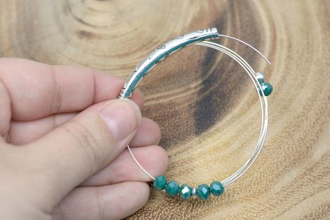 Crystal + Tube Bead DIY Memory Wire Bracelet - Happy Hour Projects Memory Wire Bracelets Diy, Beaded Bracelet Diy, Tube Bead Bracelet, Bead Diy, Embroidery Bracelets, Wire Bracelets, Wire Jewelry Tutorial, Diy Bracelets Easy, Memory Wire Bracelet